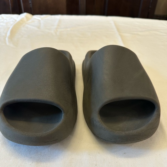Men’s Yeezy slides size 9 - Picture 2 of 6